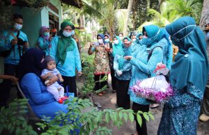 Ketum TP PKK Sosialisasi Protkes dan Berikan Bantuan 5 Ribu Masker