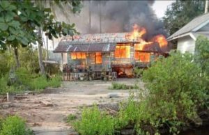 Keluarga Simadupa Pasrah Saat si Jago Merah Melahap Habis Rumahnya