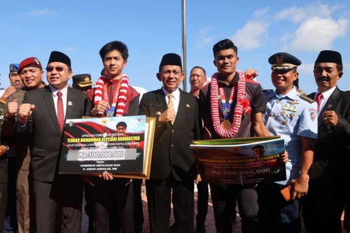 Pemprov Kepri Berikan Uang Pembinaan kepada 3 Atlet Peraih Medali Sea Games Kamboja 2023