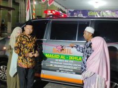 Anggota DPRD Kepri Yusuf SMn Serah Terimakan Bantuan Ambulans ke Pengurus Masjid Al Ikhlas Tanjunguncang