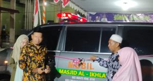 Anggota DPRD Kepri Yusuf SMn Serah Terimakan Bantuan Ambulans ke Pengurus Masjid Al Ikhlas Tanjunguncang