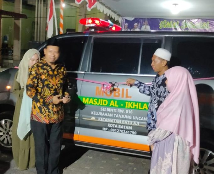 Anggota DPRD Kepri Yusuf SMn Serah Terimakan Bantuan Ambulans ke Pengurus Masjid Al Ikhlas Tanjunguncang