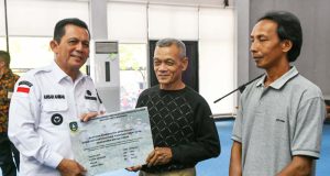 Gubernur Ansar Serahkan Bantuan Pertanian Perikanan dan Bantuan Pangan Di Kabupaten Bintan