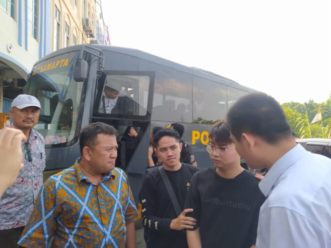 Kasus Love Scamming WNA China Di Batam, Polda Kepri Serahkan Tersangka dan Barang Bukti ke Polisi China