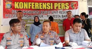 Tragis, Dilahirkan, Dibekap lalu Dibuang di Tong Sampah