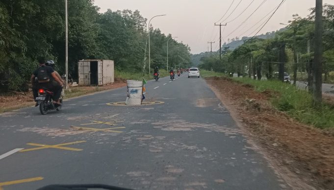 Marka Peringatan di Jalan S Parman Berwujud Tong Makan Korban