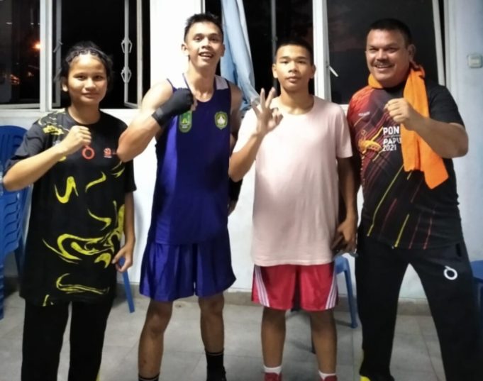 Atlet Tinju Kepri Lionel Efraim Melangkah ke Final POPNAS