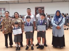 Tan A Tie Serahkan Hibah Bantuan Laptop dan Alat Olahraga di 2 Sekolah di Batam