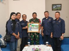 PWI Kepri Hadiahi Karikatur Kolonel Pnb Andi Nur Abadi di Samping Hawk 200
