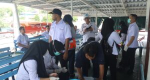 BNNP Kepri Laksanakan Tes Urine Terhadap Puluhan ABK Roro dan Supir Taxi Pelabuhan Domestik Telaga Punggur