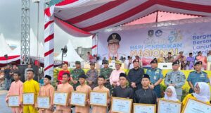 Gubernur Kepri Ansar Ahmad Beri Penghargaan ke Petenis Yunior Kepri Prawara Mulya Laksana