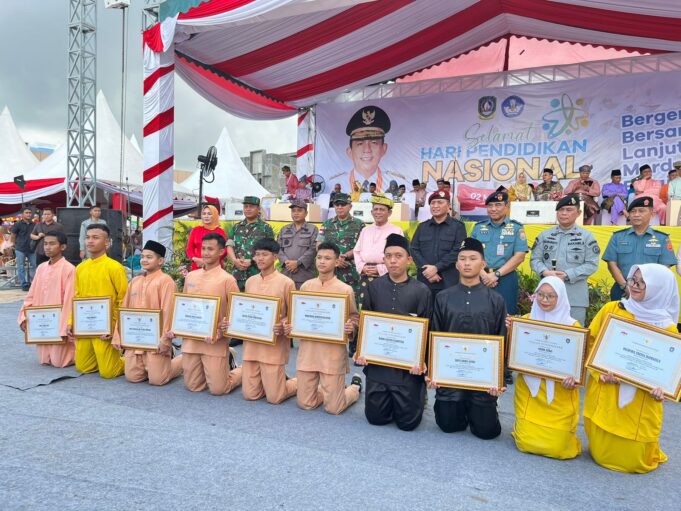 Gubernur Kepri Ansar Ahmad Beri Penghargaan ke Petenis Yunior Kepri Prawara Mulya Laksana