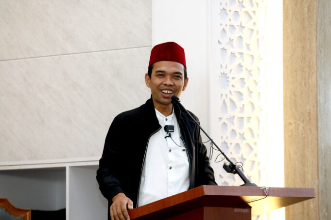 Ustadz Abdul Somad Isi Tausiyah di Masjid BJ Habibie BP Batam