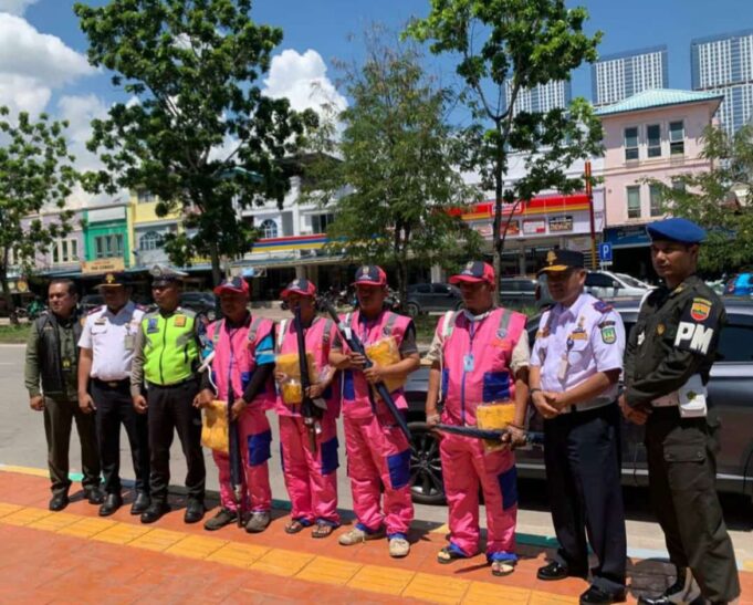 Dishub Kota Batam Ganti Warna Seragam Jukir Resmi Kota Batam jadi Pink