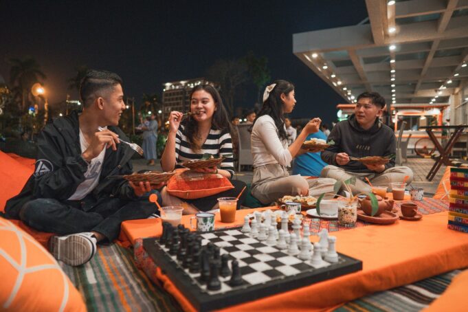 Taburan Hadiah di Perayaan Ulang Tahun ke 2 Angkringan Teras HARRIS