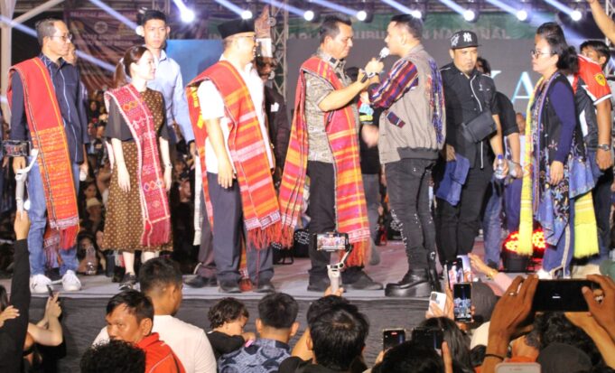 Dihadapan Puluhan Ribu Warga Batam, Judika Duet Bersama Ansar dan Nyanyang, Ansar Bawakan Mardua Holong, Nyanyang Anakku Naburju