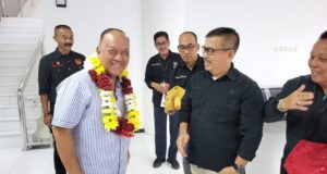 Ketum KONI Kepri Usep RS, Sambut Kedatangan Ketum KONI Pusat, Letjen TNI (Purn) Marciano Norman di Batam