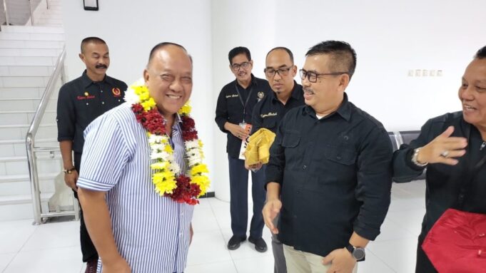 Ketum KONI Kepri Usep RS, Sambut Kedatangan Ketum KONI Pusat, Letjen TNI (Purn) Marciano Norman di Batam