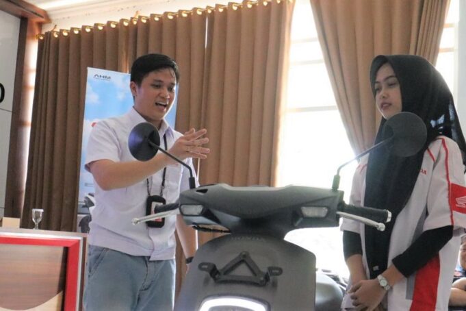 Dukung Generasi Cerdas di SMK, AHM Edukasi Teknologi Sepeda Motor Listrik