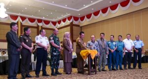 Gubernur Ansar Ahmad Serahkan DIPA dan TKD Tahun Anggaran 2025