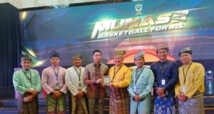 Ketua Perbasi Kepri Asmin Patros Terima Penghargaan Pemenang Busana Adat Terbaik di Munas