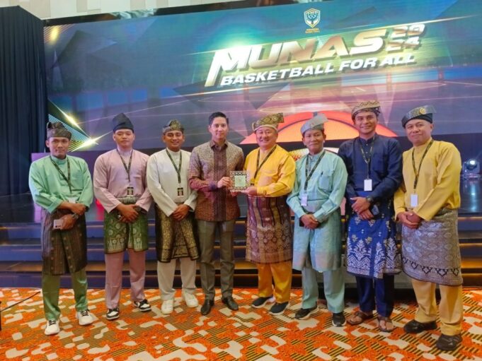 Ketua Perbasi Kepri Asmin Patros Terima Penghargaan Pemenang Busana Adat Terbaik di Munas