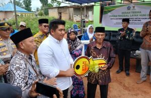 Bupati Roby Kurniawan Serahkan Bantuan RTLH di Bintan
