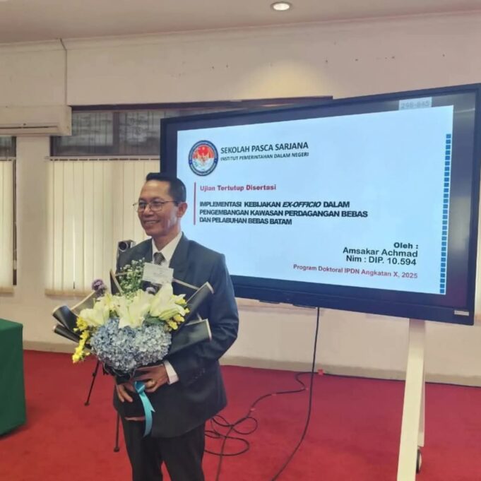 Ambil Desertasi Implementasi Kebijakan Ex Officio, Amsakar Achmad Lulus dengan Predikat A