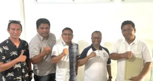 Dua Bacalon Ketua dan DK PWI Kepri Saibansyah dan Parna Simarmata Serahkan Berkas Pendaftaran