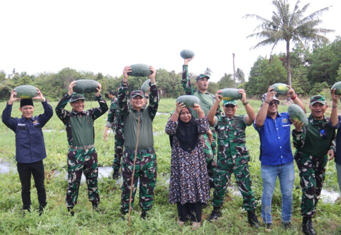 Pangkogabwilhan I dan PWI Kepri Sukses Panen Raya Semangka di Bintan