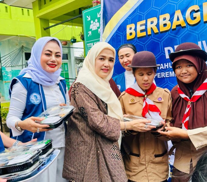 HUT ke 50 IWAPI, Rina Safitri beserta Pengurus IWAPI Kota Batam Berbagi Makanan Bergizi di SLB
