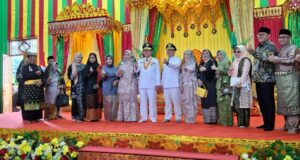 Gubernur dan Wakil Gubernur Kepri Terima Tepuk Tepung Tawar