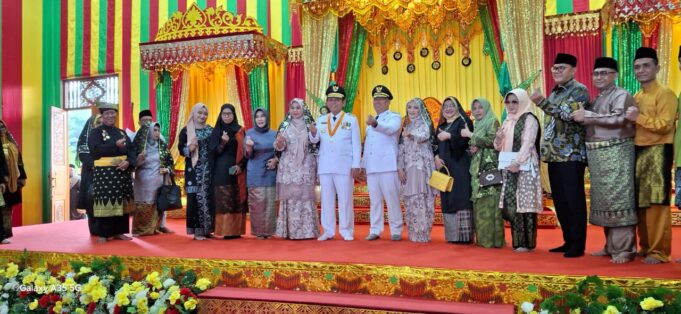 Gubernur dan Wakil Gubernur Kepri Terima Tepuk Tepung Tawar