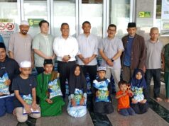 200 Karung Beras Dibagikan Kang Wagub Kepri Nyanyang Harris di Masjid Bukit Indah Sukajadi