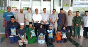 200 Karung Beras Dibagikan Kang Wagub Kepri Nyanyang Harris di Masjid Bukit Indah Sukajadi