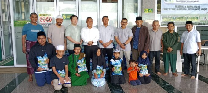 200 Karung Beras Dibagikan Kang Wagub Kepri Nyanyang Harris di Masjid Bukit Indah Sukajadi