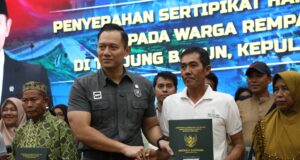 Menko Agus Harimurti Yudhono Serahkan SHM Warga Terdampak Pengembangan Kawasan Terpadu Rempang Eco-City
