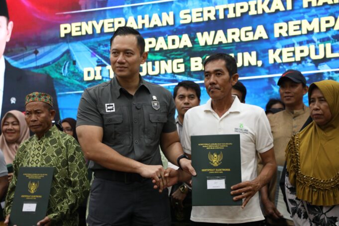 Menko Agus Harimurti Yudhono Serahkan SHM Warga Terdampak Pengembangan Kawasan Terpadu Rempang Eco-City