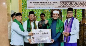 Gubernur Ansar dan Wagub Nyanyang Safari Ramadan di Nongsa, Ajak Masyarakat Perbanyak Amal