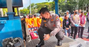 Polda Kepri Musnahkan 96,2 Kg Sabu dan 443 Butir Ekstasi, Ungkap 15 Pelaku di Tiga Wilayah Seorang anggota Polda Kepulauan Riau tengah memusnahkan barang bukti narkotika hasil pengungkapan kasus selama Maret 2025