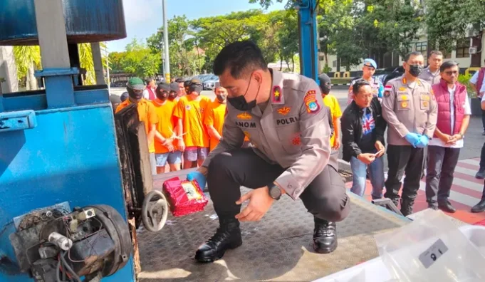 Polda Kepri Musnahkan 96,2 Kg Sabu dan 443 Butir Ekstasi, Ungkap 15 Pelaku di Tiga Wilayah Seorang anggota Polda Kepulauan Riau tengah memusnahkan barang bukti narkotika hasil pengungkapan kasus selama Maret 2025