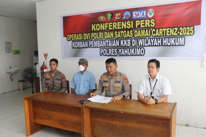 Ops Damai Cartenz Rampungkan Proses Identifikasi Jenazah, 16 Jenazah Sudah Diserahkan ke Keluarga Konferensi pers digelar di RSUD Dekai Kabupaten Yahukimo Rabu (16/4), dengan dihadiri oleh Direktur RSUD Yahukimo Dr. Glenn M. Nutanyo, M.Kes., serta tim medis dari RS Bhayangkara Jayapura.