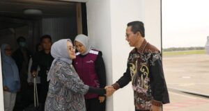 Wali Kota Batam Sambut Kehadiran Menteri PPPA dan Kemenko Kumham Imipas Wali Kota Batam Amsakar Achmad menyambut Menteri PPPA RI Arifah Choiri Fauzi di Bandara Hang Nadim, Rabu (23/4/2025).