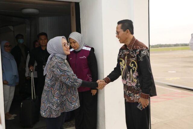 213-1-e1745419721289 Wali Kota Batam Amsakar Achmad menyambut Menteri PPPA RI Arifah Choiri Fauzi di Bandara Hang Nadim, Rabu (23/4/2025).