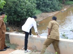 Amsakar Achmad Tinjau Sungai di Depan RS Bhayangkara Wali Kota Batam, Amsakar Achmad melanjutkan peninjauan dengan meninjau langsung aliran sungai yang nantinya akan dilakukan normalisasi di kawasan depan RS Bhayangkara, Kecamatan Nongsa, Selasa(22/4/2025).