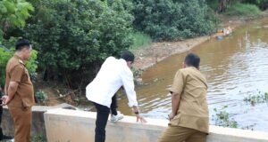 Amsakar Achmad Tinjau Sungai di Depan RS Bhayangkara Wali Kota Batam, Amsakar Achmad melanjutkan peninjauan dengan meninjau langsung aliran sungai yang nantinya akan dilakukan normalisasi di kawasan depan RS Bhayangkara, Kecamatan Nongsa, Selasa(22/4/2025).