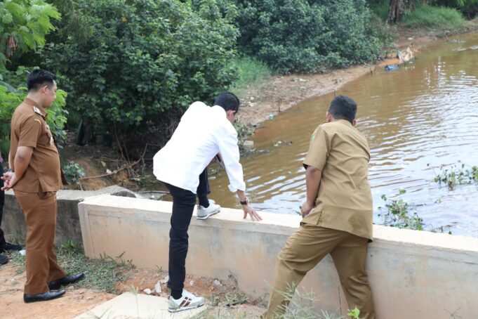Amsakar Achmad Tinjau Sungai di Depan RS Bhayangkara Wali Kota Batam, Amsakar Achmad melanjutkan peninjauan dengan meninjau langsung aliran sungai yang nantinya akan dilakukan normalisasi di kawasan depan RS Bhayangkara, Kecamatan Nongsa, Selasa(22/4/2025).