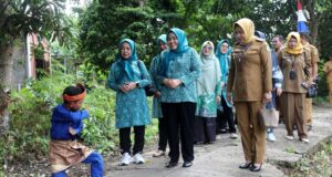 Erlita Amsakar Achmad Sambangi Sekolah di Pulau Terong