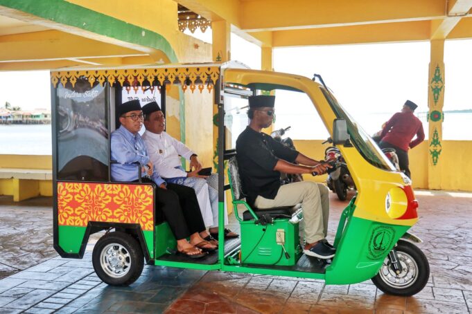 Gubernur Ansar Ajak Mendiktisaintek Kunjungi Pulau Penyengat, Tempat Lahirnya Bahasa Indonesia Gubernur Kepulauan Riau, Ansar Ahmad, mengajak Menteri Pendidikan Tinggi, Sains, dan Teknologi Republik Indonesia, Prof. Brian Yuliarto, dalam kunjungan kerjanya ke Tanjungpinang, untuk mengunjungi Pulau Penyengat, Jumat (25/4).
