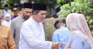 Rayakan Idul Fitri di Pulau Terong, Gubernur Ansar Jadi Khatib dan Menyentuh Jamaah Melalui Khutbahnya